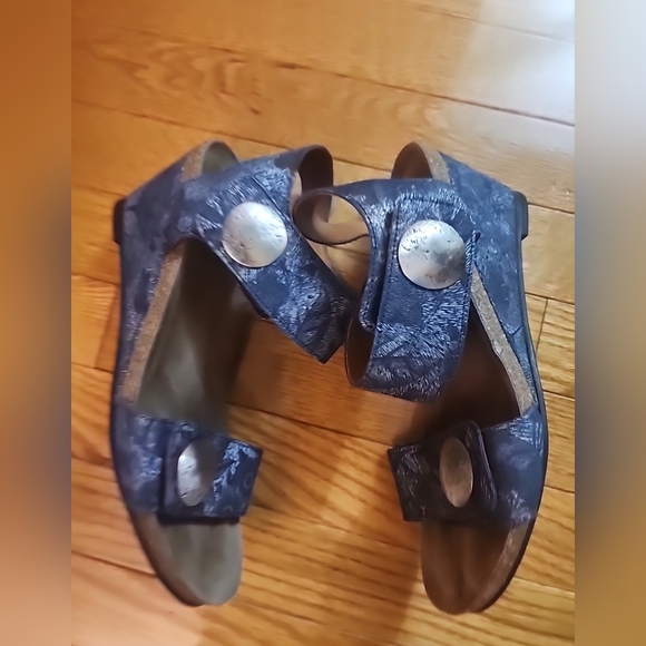 Taos Carousel 2 Wedge Sandals - Picture 3 of 9